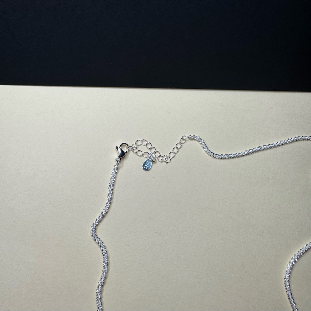 18” Elegant necklace - Picture 3 of 3